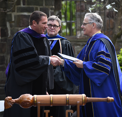 President Trachte confers an honorary degree to Rafael Moreno Valle '91.